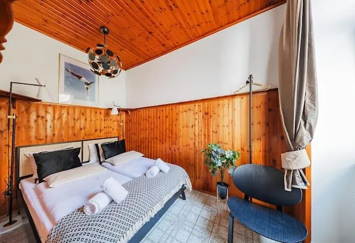 Blue And Pink Oasis Cozy Designer Retreat Apartment