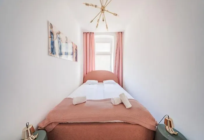 Blue And Pink Oasis Cozy Designer Retreat Apartment *